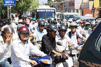 Persistent hot, dry weather has beset Vietnam over the past several days and is forecast to continue throughout the week (File photo: Dat Viet Newspaper)