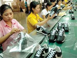 Workers at a shoe factory of Binh Tan Consumer Goods Production Company (Bita’s) in HCMC. The city achieves promising economic results in January-February, including industrial output growing by 17.9 percent from a year earlier. (Photo: SGGP)