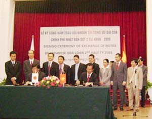 Delegates attend the signing ceremony of the exchange of notes of a Japanese ODA loan of ¥25.822 billion to Vietnam in Hanoi on March 2 (Photo: VEN)