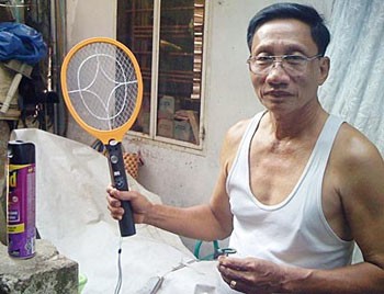 Residents living along Lang Canal in HCM City’s Binh Thanh District are at a loss as to how to control the recent explosion of mosquitoes (Photo: SGGP)