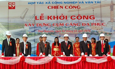 President Nguyen Minh Triet (3rd R) kick-starts the construction of Da Phuc port complex in Pho Yen District in the northern province of Thai Nguyen on March 2.