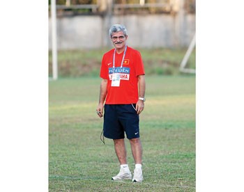Vietnamese football fans hope that Portuguese coach Henrique Calisto will agree to contract extension.