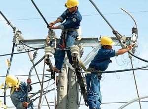 Undated file photo shows Vietnamese electricity workers. Electricity prices in the country increased early March and the government says no more power price rises this year. (Photo: SGGP)
