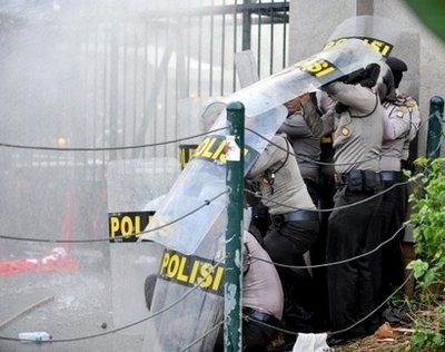 Indonesian policemen use their shields during a protest against Indonesian President Susilo Bambang Yudhoyono in Jakarta. (AFP Photo)