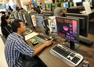 Customers use an Internet cafe in Sydney. (AFP Photo)