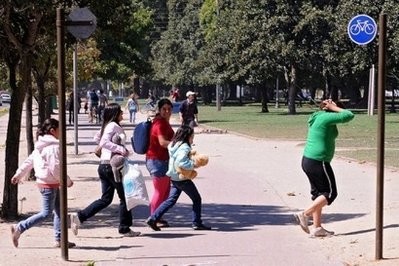 Local residents run in panic following a tusnami alert in Constitucion south of Santiago. (AFP Photo)