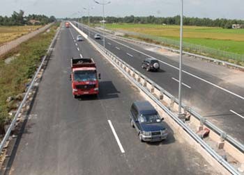 A section of the HCMC-Trung Luong expressway, one of the city's key traffic works, which has been open to traffic since March 2, linking the city to the southern province of Tien Giang (Photo: SGGP)