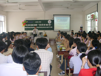 Students attend class at Ton Duc Thang University in HCMC. In the future, schools found operating below standard or in violation of their outlined pledges could be closed (Photo: tut.edu.vn)