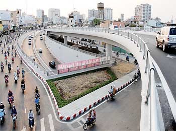A section of the Thu Thiem Bridge in HCM City. During a March 4 conference on construction and investment, PM Nguyen Tan Dung urged all agencies concerned to step up progress of construction projects and ensure investment efficiency. (Photo: SGGP)