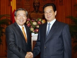 Prime Minister Nguyen Tan Dung (R) receives the Republic of Korea's outgoing Ambassador, Im Hong Jae, on March 4
