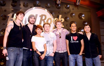 The rock banh Rubylux and Vietnamese singers