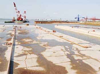 One section of the Thu Thiem tunnel, which will be towed to the construction site in District 1, HCMC, tomorrow. A rehearsal for the tow is to take place today, March 6 (Photo: SGGP)