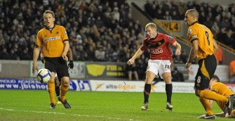 Paul Scholes (2nd R) scores the opening goal of the English Premier League football match between Wolverhampton Wanderers and Manchester United on March 6, 2010. AFP PHOTO