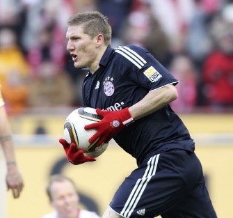 Schweinsteiger runs with the ball after scoring during the German first division Bundesliga football match 1.FC Cologne vs FC Bayern Munich on March 6, 2010. AFP PHOTO