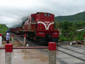 Vietnam Railways to fit all trains with environmentally-sound flush toilets by 2020