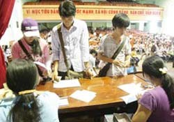 Students pay tuition fees at HCMC Economics University. Deputy Prime Minister Nguyen Thien Nhan says high school students will be warned about enrolling in universities that have not complied with their financial transparency commitments. (Photo: Thanh Nien)