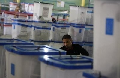 An elections official counts ballots in Baghdad on March 6. (AFP photo)