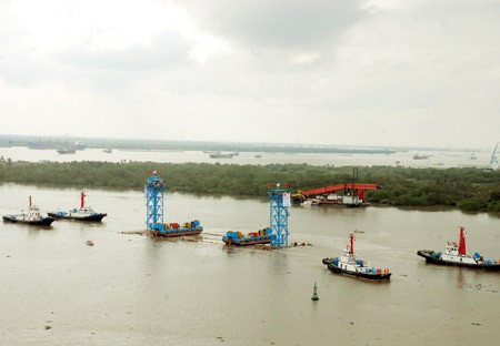 Four tugboats tow the first module on the Saigon River toward the destination, Bach Dang Wharf, on Mar. 7 (Photo: SGGP)