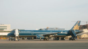 A Vietnam Airlines plane sits on the runway at Tan Son Nhat International Airport, HCMC (Photo: Tuoi Tre)