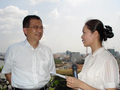 JICA's chief representative, Tsuno Motoroni, talks to reporter from HTV in Majestic hotel's 8th floor in Ho Chi Minh City (Photo: Uyen Phuong)