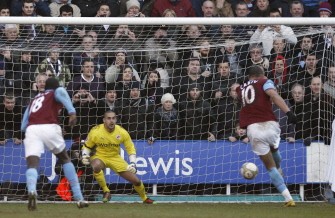 Carew (R) scores the winning penalty during their FA Cup sixth round football match against Reading at The Madejski Stadium on March 7, 2010. AFP PHOTO