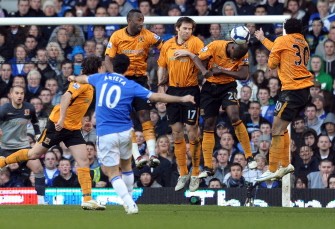 Hull City's George Boateng (2R) blocks a free kick from Everton's Mikel Arteta (2L) during their English Premier League football match at Goodison Park in Liverpool on March 7, 2010. AFP PHOTO