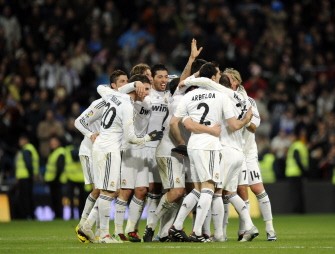Real Madrid´s players celebrate their victory over Sevilla on March 6, 2010 in Madrid. Real Madrid won 3-2. AFP PHOTO