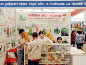 A stall exhibits agricultural seed varieties during a fair to showcase high-quality Vietnamese goods and exports in Battambang, Cambodia last November (Photo: VNA)