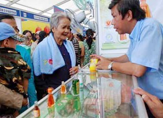 Visitors look at products during the High-Quality Vietnamese Goods Fair held in Tinh Bien District, An Giang Province last year. This year’s fair, taking place in the same province has attracted 170 businesses with around 500 stalls. (Photo: Tuoi Tre)