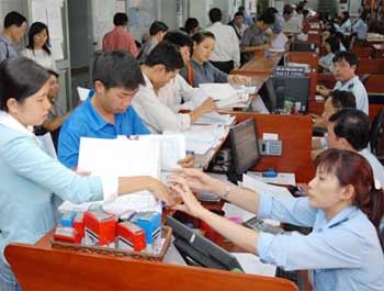 Customs staff conduct transactions at the HCMC Customs Sub-Department. An SGGP investigation has shown that unsatisfactory pay is among the largest obstacles to recruiting and employing skilled workers. (Photo: SGGP)