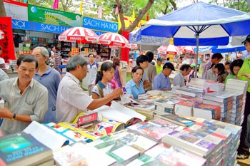 HCMC Book Fair attracts thousands of readers. (Photo:Sggp)