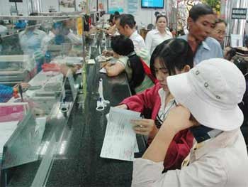 Customers at an Asia Commercial Bank branch in HCMC. To avoid losses, many banks have asked the central bank to remove the deposit interest cap and allow banks to apply negotiable interest rates for short-term loans. (Photo: Nguoi Lao Dong)