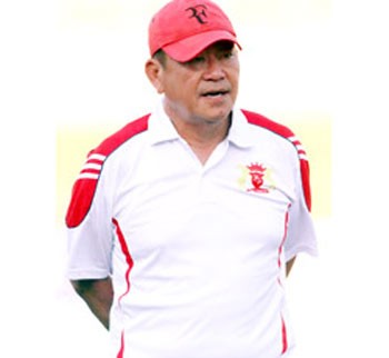 Singaporean coach Lim Lee Huat has been dismissed from his position as coach of Vissai Ninh Binh, leaving fans anxious about the team’s future (Photo: SGGP)