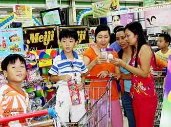 Shoppers at a Big C supermarket in Ho Chi Minh City. To contain inflation, the Finance Ministry will coordinate with provinces and cities nationwide to step up the enforcement of regulations on prices. ( Photo: SGGP)