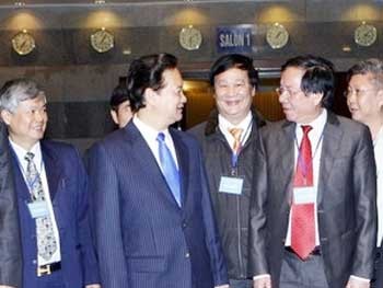 PM Nguyen Tan Dung (2nd L) meets representatives of state-owned groups and corporations at a meeting held in Hanoi on March 10 to discuss solutions to implement their development plans this year ( Photo: VNA)
