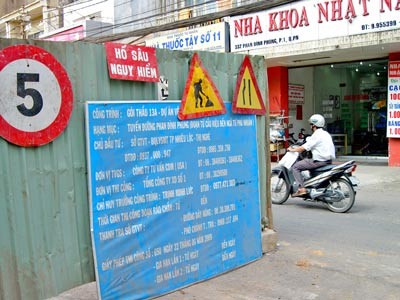 A roadwork on HCMC’s Phan Dinh Phung Street. Many city residents are furious with project contractors for failing to adequately resurface roads once works are complete. (Photo: SGGP)