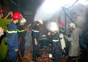 HCMC fire fighters put out a fire at a foam rubber factory in Ward 12, District 6, on December 30, 2009. (Photo: SGGP)
