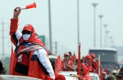 Supporters of deposed Thai premier Thaksin Shinawatra shout slogans as they head to a protest in Bangkok. AFP photo
