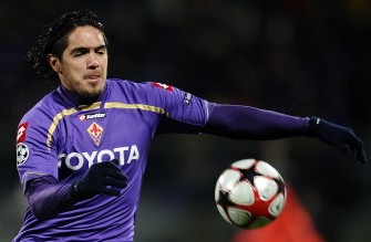 Fiorentina's middfielder Juan Vargas controls the ball against Bayern Munich during their last 16 Champion's League second leg football match in Florence's Artemio Franchi Stadium on March 9, 2010. AFP PHOTO