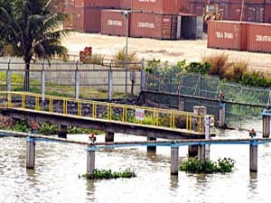 A water-collection station of the Binh An Water Supply Plant in HCMC. The station’s operation has experienced daily interruptions due to seawater penetration into Dong Nai River. (Photo: SGGP)
