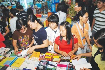 Visitors leaf through books at Vietnam’s largest book fair in HCMC on March 15 (Photo: Thanh Nien)