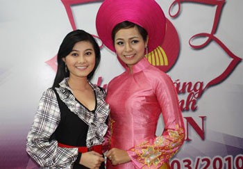 Actress Que Tran (L) and broacaster Quynh Mai of Vietnam