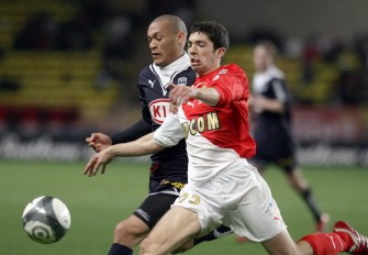 Monaco's Vincent Muratori vies with Bordeaux's Yoan Gouffran (L) during their French L1 football match Monaco versus Bordeaux, on March 13, 2010 at the Louis II stadium, in Monaco, southeastern France. AFP PHOTO
