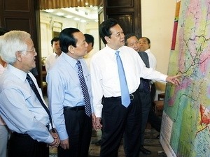 Prime Minister Nguyen Tan Dung(R) and Ho Chi Minh City leaders in front of a traffic planning map of the city on Mar. 15 (Photo: VNA)