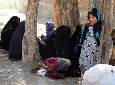 A Pakistani tribal family waits for transport to flee Mir Ali, a town in the troubled North Waziristan region bordering Afghanistan, in October, 2009. (AFP Photo)