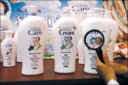 The two shower gel bottles on the right-hand side are fake goods and put next to authentic products at the seminar (Photo: Phu Nu Newspaper)