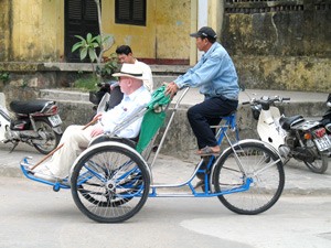 A foreign tourist tours Hoi An Ancient Town by cyclo (Photo: Tuong Thuy)
