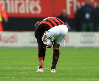Beckham holds his ankle after an injury during the Italian Serie A football match AC Milan against Chievo on March 14, 2010. AFP photo