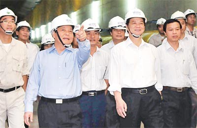 Ho Chi Minh City Party Chief Le Thanh Hai (L, foreground) shows Prime Minister Nguyen Tan Dung (R, foreground) and a Government delegation the Thu Thiem Tunnel construction site (Photo: SGGP)