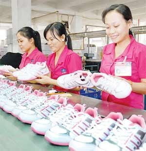 Workers at a shoe factory in HCMC. People’s Council leader Pham Phuong Thao said that agency leaders are more often recognized for their work than their subordinates are. (Photo: SGGP)